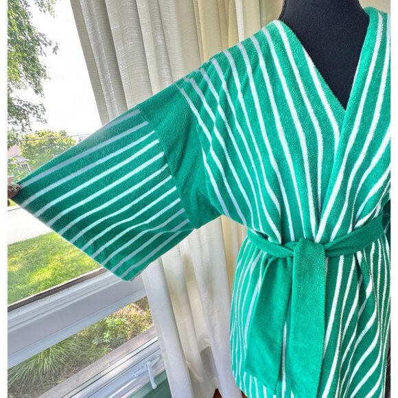 Vintage 80s terrycloth robe, green white stripes, short bell sleeves, tiebelt - Picture 3 of 9